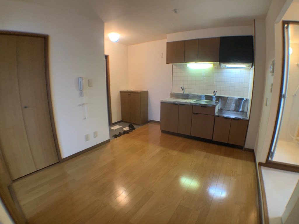 居室・リビング　玄関からすぐの6帖のダイニング♪