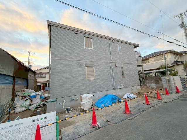 建物外観　閑静な住宅地にある、落ちついた色合いのキレイな建物です。