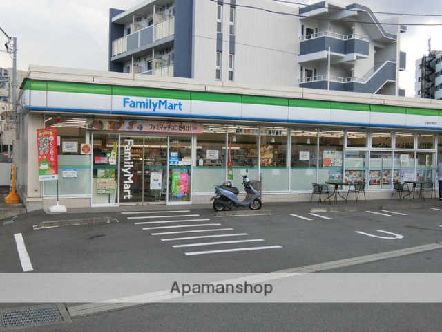 コンビニ　ファミリーマート三島芝本町店（コンビニ）まで104m