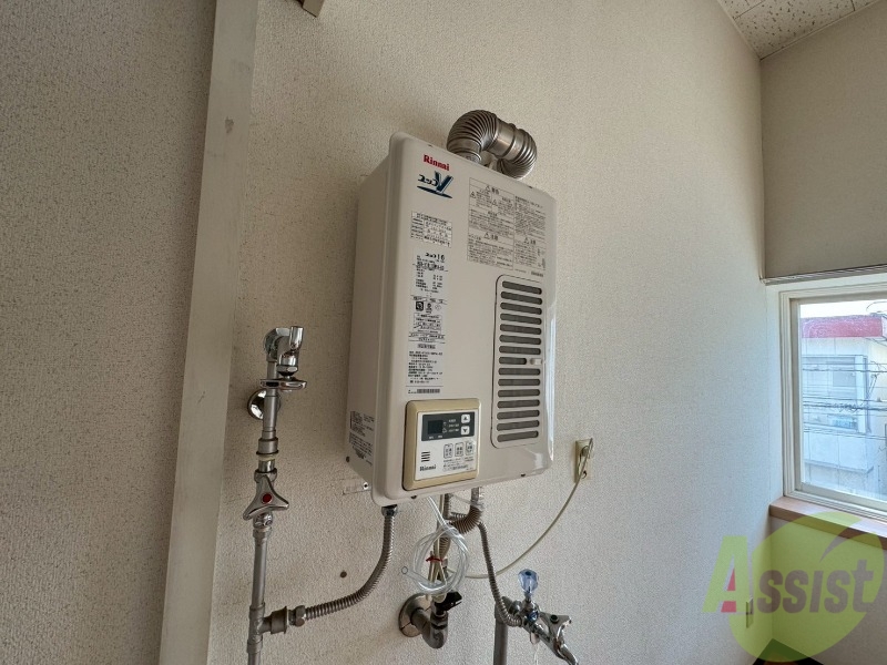 その他設備　給湯器は簡単操作で温度調整ができますよ。