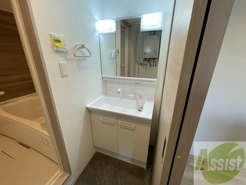 洗面設備　大きくて使いやすそうな独立洗面台になっています。