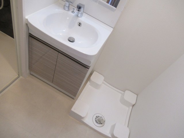 洗面設備　明るい洗面所です