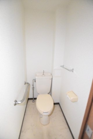 トイレ　別号室画像。ご参考下さい