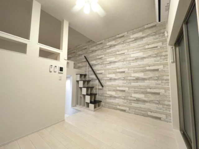 居室・リビング　同物件203号室の写真になります