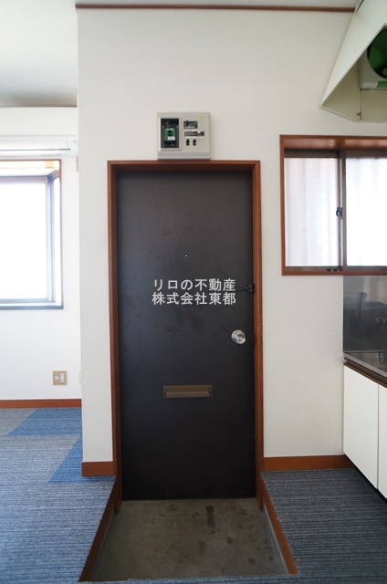 玄関　シューズケースなどを置いて工夫が出来ます。