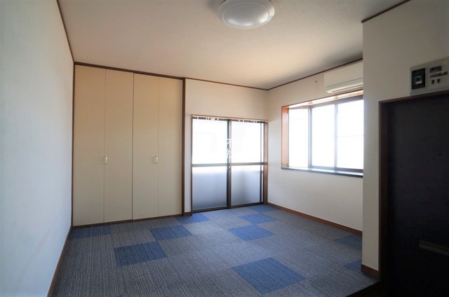 居室・リビング　採光たっぷり♪明るい室内空間です♪