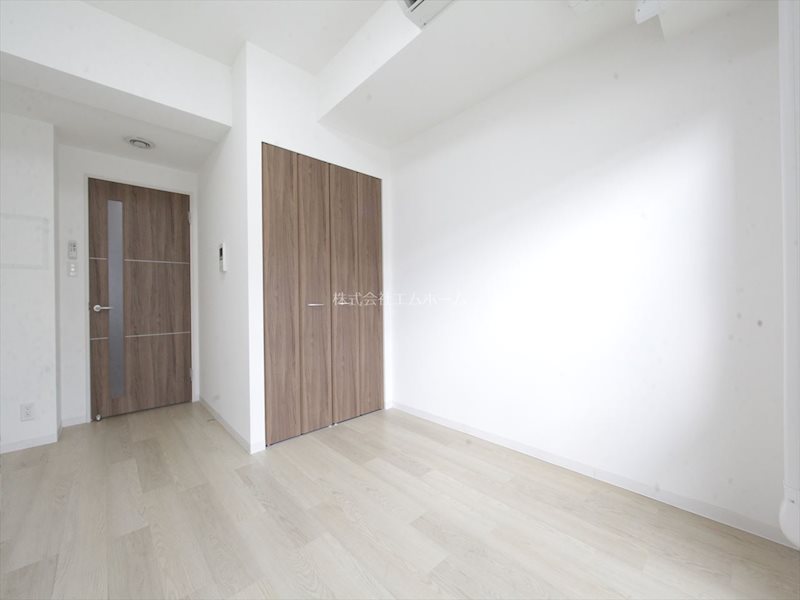 その他　洋室6.9帖　エアコン付　バルコニーに面しています