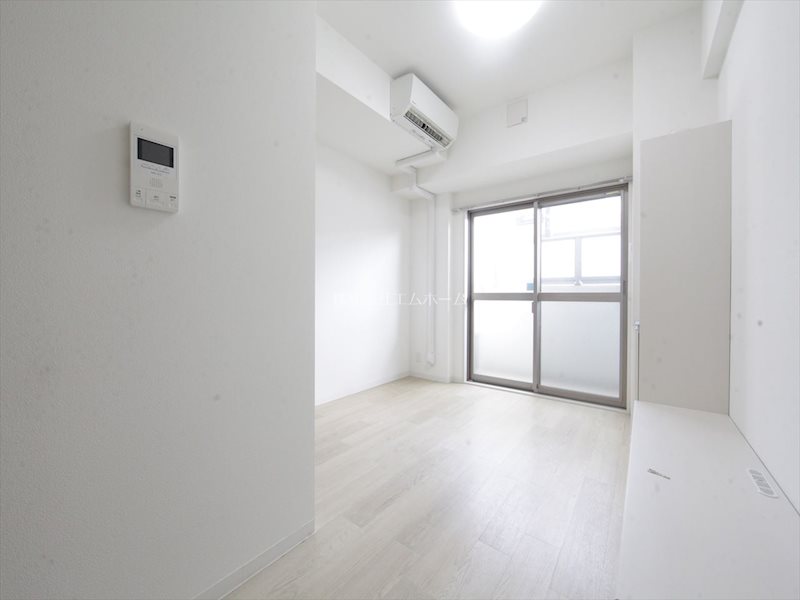 バルコニー　洋室6.9帖　エアコン付　バルコニーに面しています