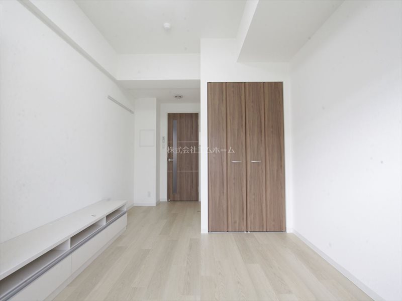 居室・リビング　洋室6.9帖　エアコン付　バルコニーに面しています