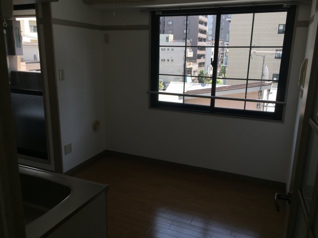 居室・リビング　こちらの居間で趣味の時間をお楽しみください