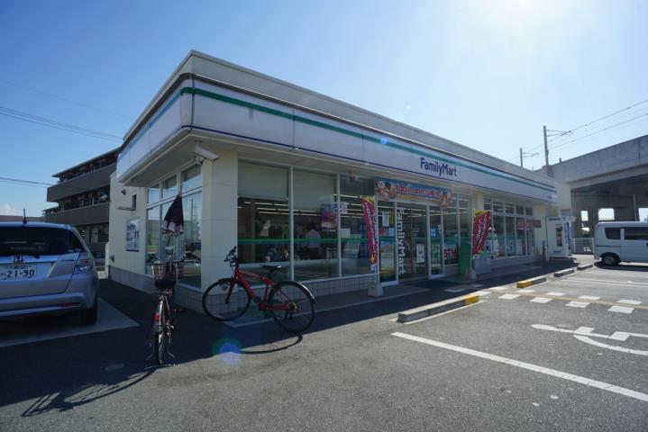 コンビニ　ファミリーマート（コンビニ）まで700m