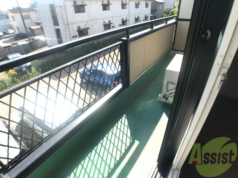 バルコニー　バルコニーは洗濯物がはかどりそうな広さがありますよ。