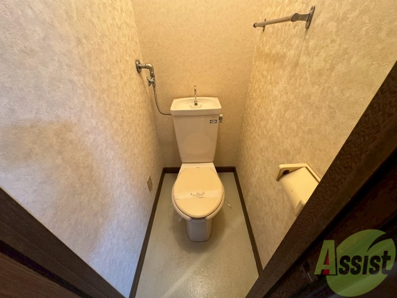 トイレ　こちらはトイレです。清潔感があり、安心して使用できます。