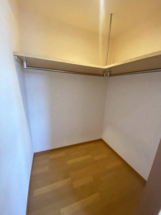 収納　広めのウォーキングクローゼットでお部屋スッキリ！