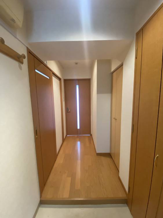 玄関　玄関からの眺め☆右横にはシューズ棚＆収納スペースあります！