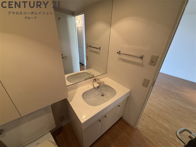 洗面設備　トイレの横に洗面台あり！