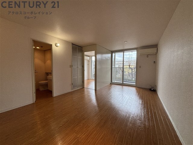 居室・リビング　エアコン付きで快適に過ごせます♪