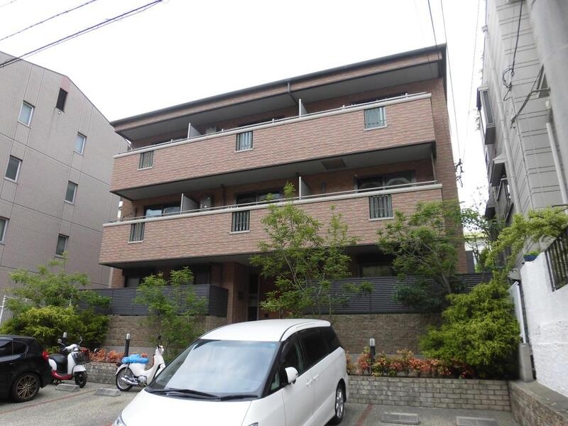 建物外観　緑が目に優しいですね。