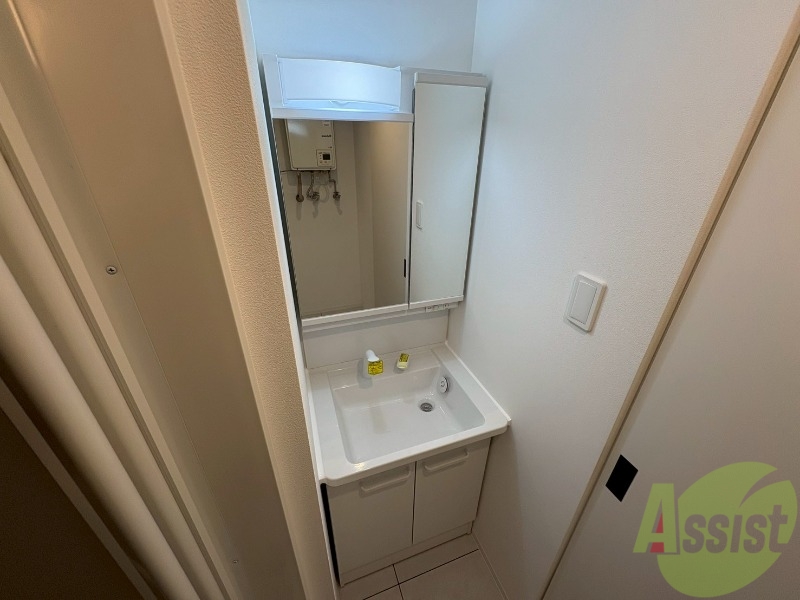 洗面設備　大きくて使いやすそうな独立洗面台になっています。