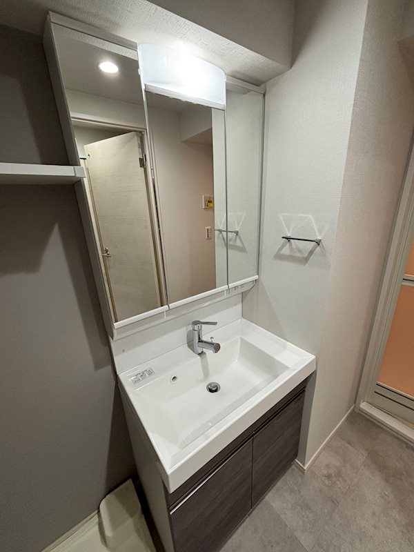 洗面設備　コンパクトで使いやすい洗面所。