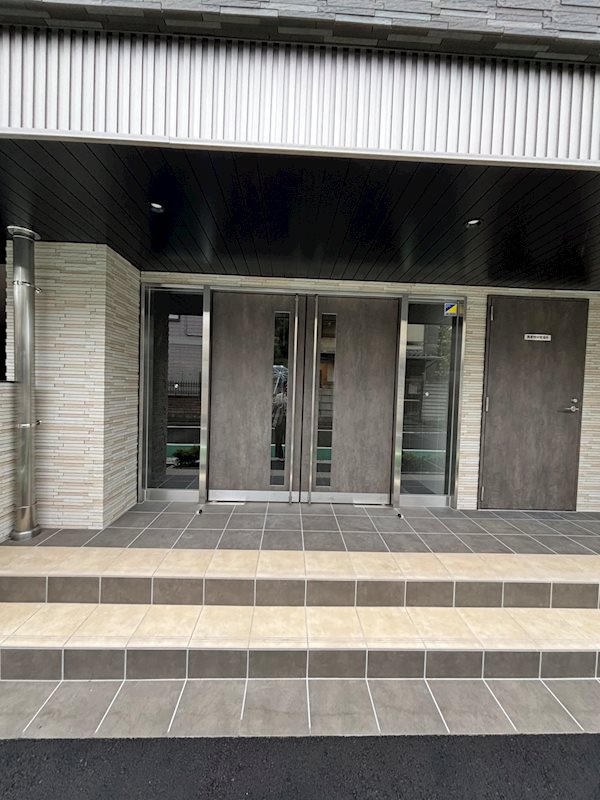 エントランス　落ち着いたエントランスです。