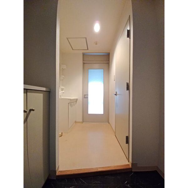 玄関　※写真は別号室です。