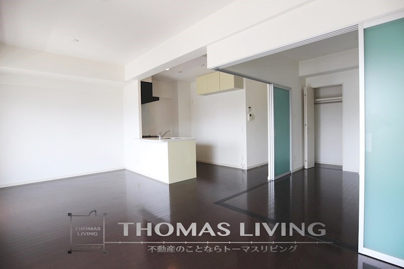 居室・リビング　カウンターキッチンでリビングを見渡せます。