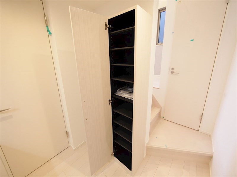 玄関　玄関　シューズボックス付（収納充実してます）