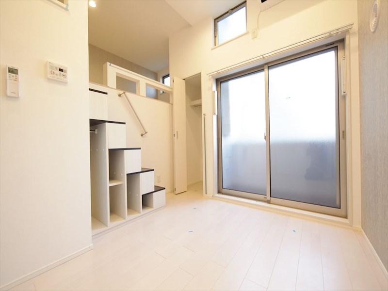 居室・リビング　洋室5.1帖　ロフト5.4帖（収納にも寝室にも使えます）