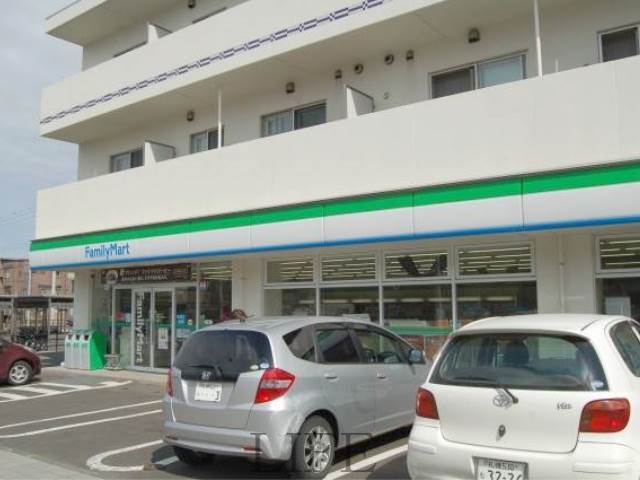 コンビニ　ファミリーマート札幌白石駅北口店（コンビニ）まで394m