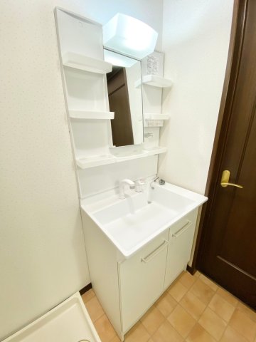 洗面設備　※同物件別号室の写真になります（間取り反転）