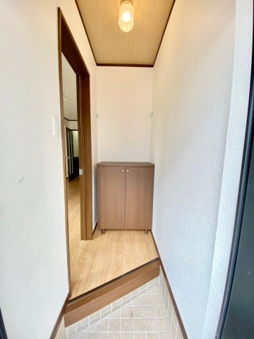 玄関　※同物件別号室の写真になります（間取り反転）