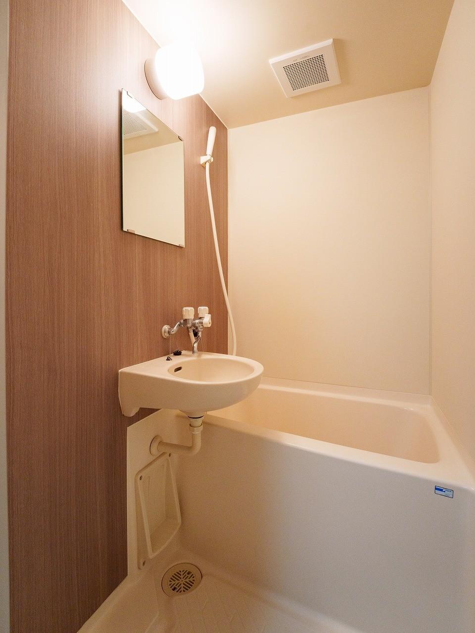 バス・シャワールーム　明るいバスルーム