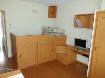 居室・リビング　短期契約の時のみ布団が付きます。