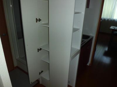 収納　キッチン横には便利な収納棚があります。