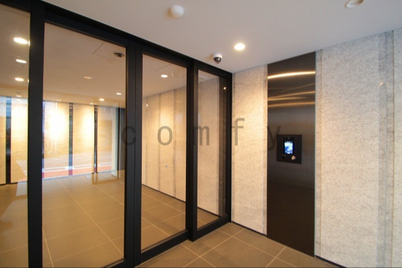 エントランス　オートロック付きエントランス