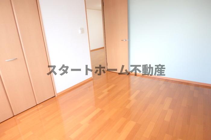 その他部屋・スペース　落ち着いた色調の寝室です