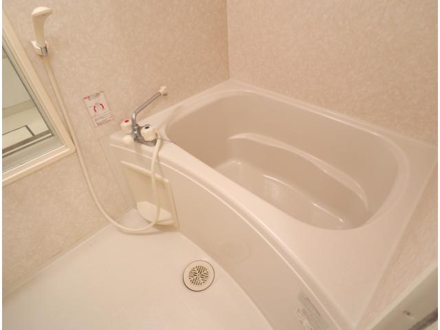 バス・シャワールーム　コンパクトで使いやすいお風呂です