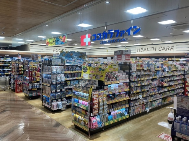 ドラックストア　ココカラファインビエラ小倉店（ドラッグストア）まで298m