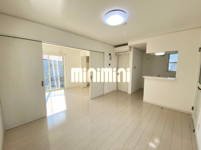 居室・リビング　ホワイトベースで清潔感のありＬＤＫですね。