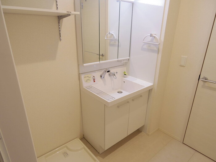 洗面設備　洗濯機置き場・洗髪洗面化粧台(三面鏡)