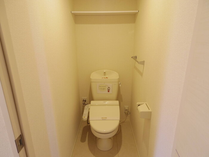 トイレ　もちろん温水洗浄暖房便座です