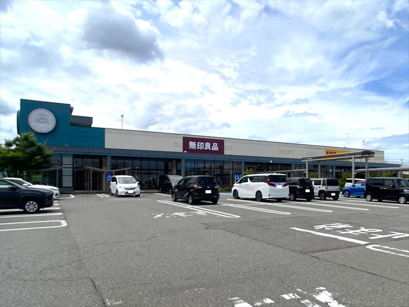 ショッピングセンター　無印良品アピタタウン金沢ベイ店（ショッピングセンター）まで990m