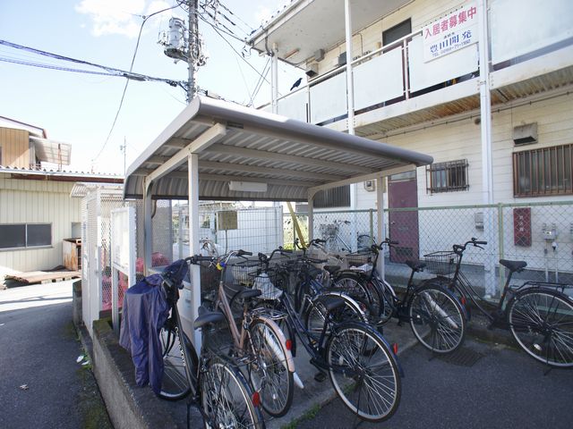 その他共有部分　屋根付きの駐輪場があります♪
