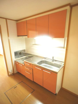 キッチン　便利な吊戸棚が付いています♪