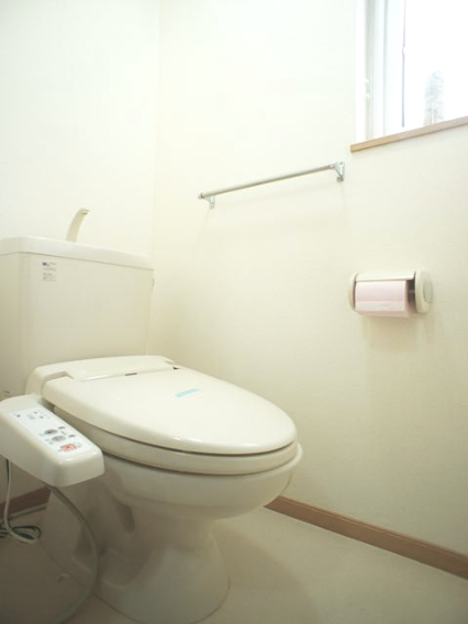 トイレ　温水洗浄暖房便座機能付きです♪