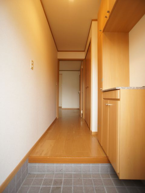 玄関　1階玄関！たくさん収納できるシューズボックスが付いています♪