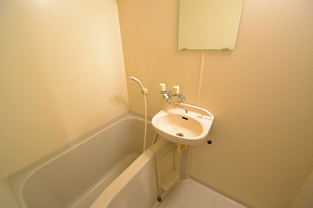 バス・シャワールーム　☆ゆったりバスルームです☆