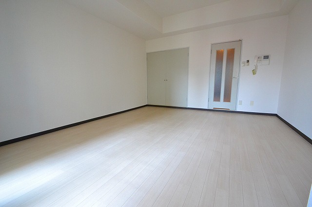 居室・リビング　☆白を基調としたとっても明るい室内です☆