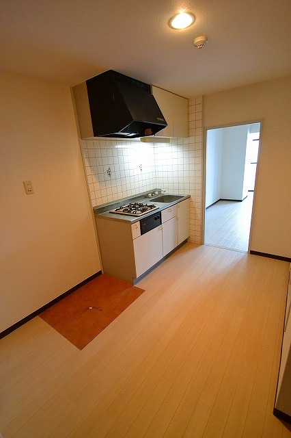 キッチン　☆広々ダイニングキッチンです。食器棚も置けます☆